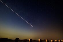 Chuva de estrelas no deserto de Al Khatim, em Abu Dhabi, Emirados Árabes Unidos