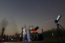 Chuva de estrelas no deserto de Al Khatim, em Abu Dhabi, Emirados Árabes Unidos