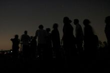 Pessoas reúnem-se para ver chuva de estrelas 