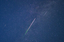 dpatop - 12 August 2026, Brandenburg, Jacobsdorf: A meteor with a green tail and two passing satellites can be seen