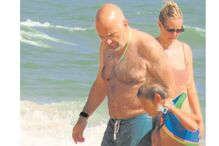 Miguel Pinto Luz na praia do Ancão com o filho mais velho