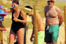 Miguel Pinto Luz na praia do Ancão com a mulher e o filho mais velho