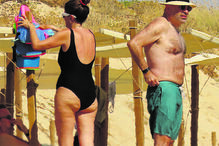 Miguel Pinto Luz na praia do Ancão com a mulher