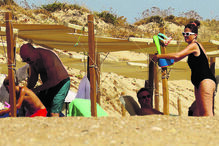 Miguel Pinto Luz na praia do Ancão com a mulher e o filho mais velho