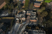 Casas destruídas por um incêndio em Stourbridge, Inglaterra