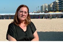 Mulher na praia com agência de viagens Horizonete Fácil em causa
