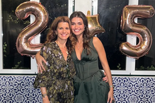 Mãe de Luisinha Oliveira e Beatriz Barosa faz sucesso em biquíni