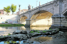 Ruínas de antiga ponte romana emergem do rio Tibre, em Roma