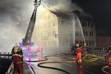 Bombeiros combatem incêndio num prédio com autodescarregador e mangueiras