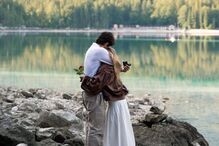 Luísa Sonza e Luís Ribeirinho celebram noivado junto a um lago