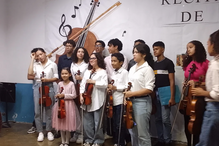 Jovens violinistas posam para foto em recital