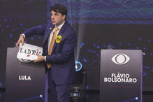 Renan Santos durante o primeiro debate presidencial para as eleições de 2026
