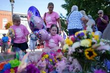 Meninas homenageiam Dolly Parton com flores e balões