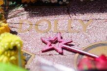 Homenagem a Dolly Parton com estrela e flores na Calçada da Fama