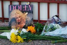 Dolly Parton homenageada em todo o mundo após a sua morte, com bandeiras a meia haste nos EUA e tributos em Buckingham