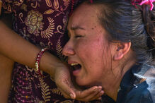 A emoção toma conta de quem espera desesperadamente por notícias das pessoas desaparecidas em deslizamentos de terra no Nepal