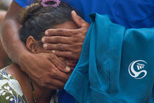 A emoção toma conta de quem espera desesperadamente por notícias das pessoas desaparecidas em deslizamentos de terra no Nepal