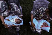 Miliatares do exército nepalês com dois bebés gémeos durante operação de resgate