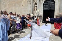 Noivos beijam-se à saída da igreja em Marco de Canavezes