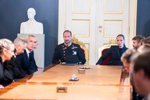Haakon VIII, o novo rei da Noruega, assume o trono num momento de polémicas