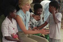  Diana, Princesa de Gales, conversa com jovens angolanos amputados, que perderam os membros devido a minas terrestres, na Oficina Ortopédica Neves Bendinha, nos arredores de Luanda, Angola, a 14 de janeiro de 1997