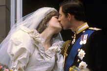  Nesta fotografia de arquivo de 29 de julho de 1981, o príncipe Carlos da Grã-Bretanha beija a sua noiva, a princesa Diana, na varanda do Palácio de Buckingham, em Londres, após o casamento. O príncipe Carlos preparou-se para a coroa durante toda a sua vida. Agora, esse momento chegou finalmente. Carlos, a pessoa mais velha de sempre a ascender ao trono britânico, tornou-se rei na quinta-feira, 8 de setembro de 2022, na sequência do falecimento da sua mãe, a rainha Isabel II