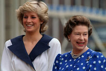 Nesta fotografia de arquivo de 4 de agosto de 1987, Diana, Princesa de Gales, à esquerda, e a Rainha Isabel II da Grã-Bretanha sorriem para os simpatizantes reunidos em frente à Clarence House por ocasião do aniversário da Rainha-Mãe Isabel, em Londres. A rainha Isabel II, a monarca que mais tempo reinou na Grã-Bretanha e um pilar de estabilidade ao longo de grande parte de um século turbulento, faleceu. Tinha 96 anos. O Palácio de Buckingham fez o anúncio num comunicado na quinta-feira, 8 de setembro de 2022