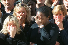 Os espectadores choravam no meio da multidão em Whitehall, em Londres, no sábado, 6 de setembro de 1997, durante a cerimónia fúnebre de Diana, Princesa de Gales. Era uma noite quente de sábado e os jornalistas tinham-se reunido num restaurante de Paris para aproveitar o último fim de semana do verão. Por volta da meia-noite, os telefones à volta da mesa começaram a tocar todos ao mesmo tempo. As redacções estavam a contactar repórteres e fotógrafos para os alertar de que o carro da Princesa Diana se tinha despistado no túnel da Pont de l’Alma, em Paris. Foi assim que a notícia se desenrolou nas primeiras horas do dia 31 de agosto de 1997