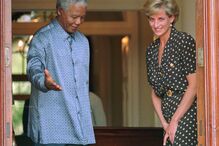 O presidente sul-africano Nelson Mandela, à esquerda, acompanha Diana, Princesa de Gales, durante uma visita de cortesia a Mandela, enquanto ela visitava o seu irmão, o Conde Spencer, na Cidade do Cabo, a 17 de março de 1997