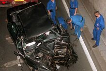  Nesta fotografia de arquivo, tirada no início da manhã de domingo, 31 de agosto de 1997, as forças policiais preparam-se para retirar o carro em que Diana, Princesa de Gales, faleceu em Paris, num acidente de viação que também causou a morte do seu companheiro, Dodi Fayed, e do motorista