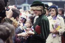 Diana, a Princesa de Gales, aperta a mão e conversa com crianças em idade escolar durante a sua visita a um novo centro comercial em Aylesbury, Bucks., Inglaterra, a 2 de março de 1983