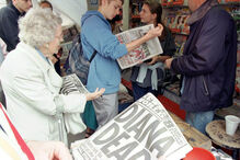 As pessoas compram jornais de domingo que noticiam a morte de Diana, Princesa de Gales, em Londres, no domingo, 31 de agosto de 1997. A história da morte da Princesa Diana, aos 36 anos, naquele acidente catastrófico num túnel de trânsito em Paris, continua a chocar, mesmo um quarto de século depois