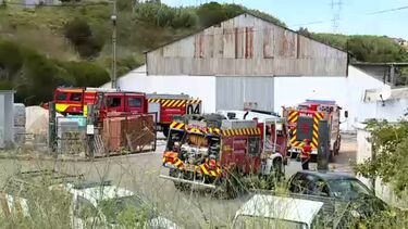 Incêndio deflagra em estaleiro de construção civil em Sintra
