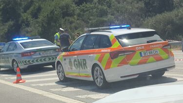 Jovem esfaqueia pai na autoestrada durante viagem de férias