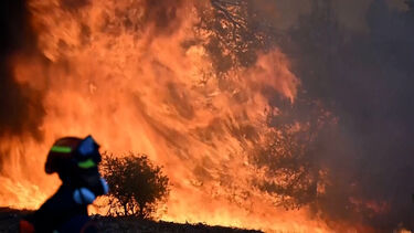 Ventos fortes agravam incêndio na Grécia