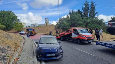 Homem atropelado por carro e carrinha junto ao centro comercial Colombo