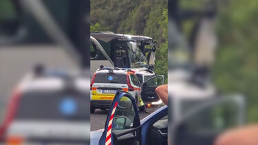 Vídeo mostra aparato policial onde ocorreu colisão frontal entre autocarro e autocaravana em Itália. Seis pessoas morreram