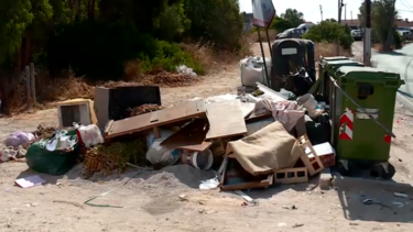 Lixo toma conta da Charneca da Caparica e revolta moradores