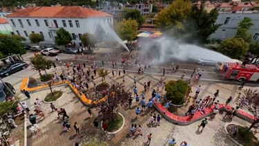 Bombeiros refrescam moradores para aliviar onda de calor na Albânia