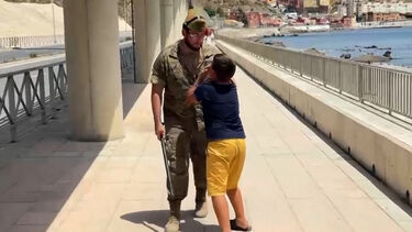 Militares espanhóis acompanham menino marroquino em lágrimas até à fronteira de Ceuta