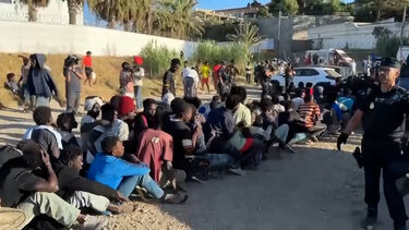 Migrantes fazem fila para receber alimentos em Ceuta