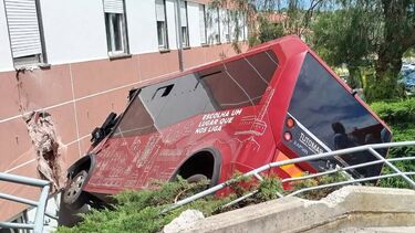 Autocarro desgovernado embate contra hospital de Tomar. Há quatro feridos