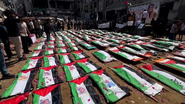 Gaza enterra 112 corpos em funeral em massa de palestinianos mortos durante ataques israelitas em 2023