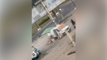 O momento em que drone persegue vendedor antes de explodir. Zelensky acusa Rússia de fazer “safaris” 