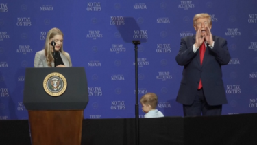 “Não quero que faça como o Biden”: Trump corre para impedir criança antes de cair do palco  