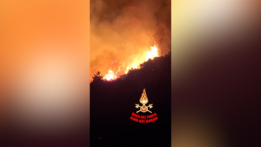 Incêndio florestal junto ao Lago de Garda em Itália ameaça casas e obriga a retirar 200 pessoas