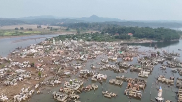 Imagens aéreas revelam aldeia submersa que reapareceu após meses de seca na Indonésia  