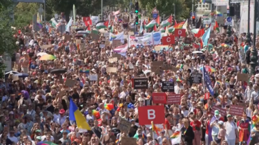 Milhares de pessoas marcham pelas ruas de Praga para celebrar o Orgulho com muita cor  