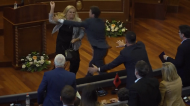 Momento insólito no Parlamento do Kosovo com deputado a atirar ovos contra primeiro-ministro  