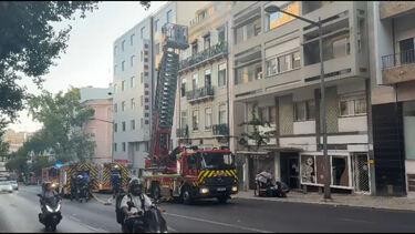 Incêndio em prédio habitacional no centro de Lisboa faz um ferido e deixa vários desalojados